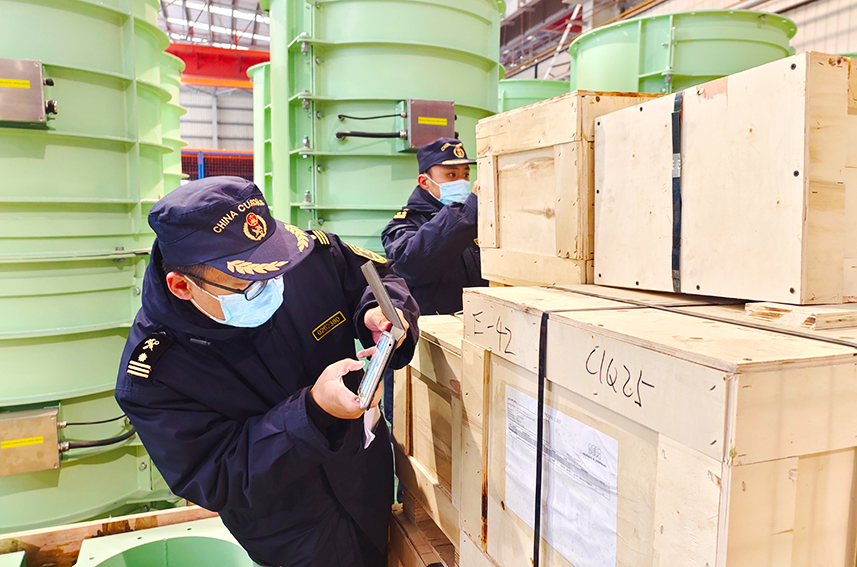 天津临港海关关员对进口船用通风管道进行现场查验。天津海关供图