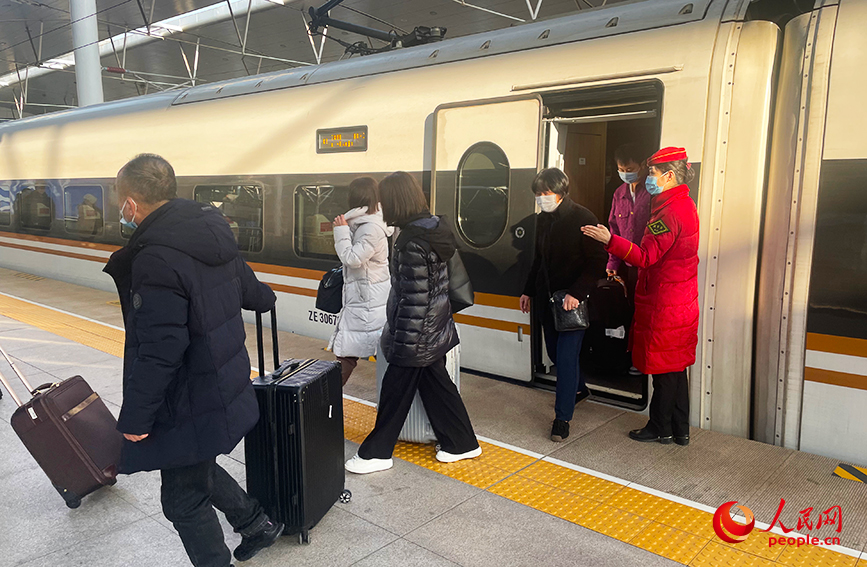 旅客下车。人民网记者 唐心怡摄