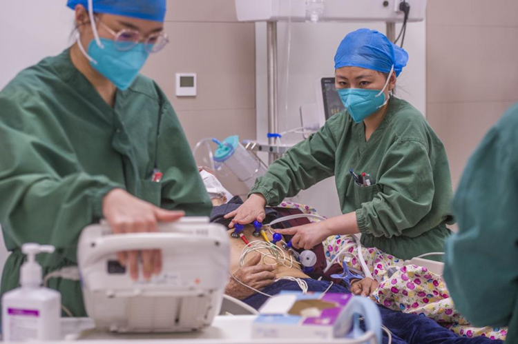 近日，在天津市第一中心医院（水西院区）急诊抢救室内，医护人员为刚刚送来的患者做检查，评估生命体征。    曹彤摄