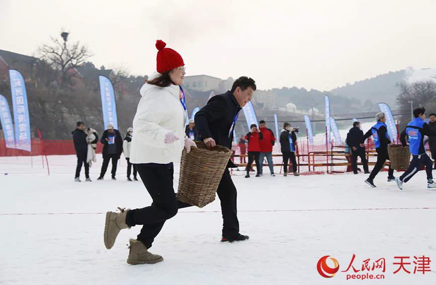 搬运南瓜比赛。人民网 崔新耀摄