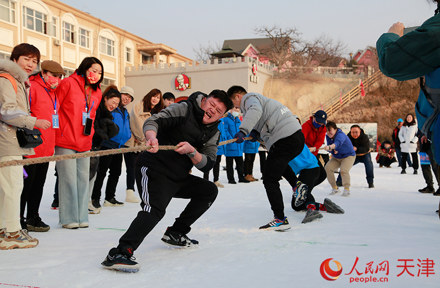 雪地拔河。人民网 崔新耀摄
