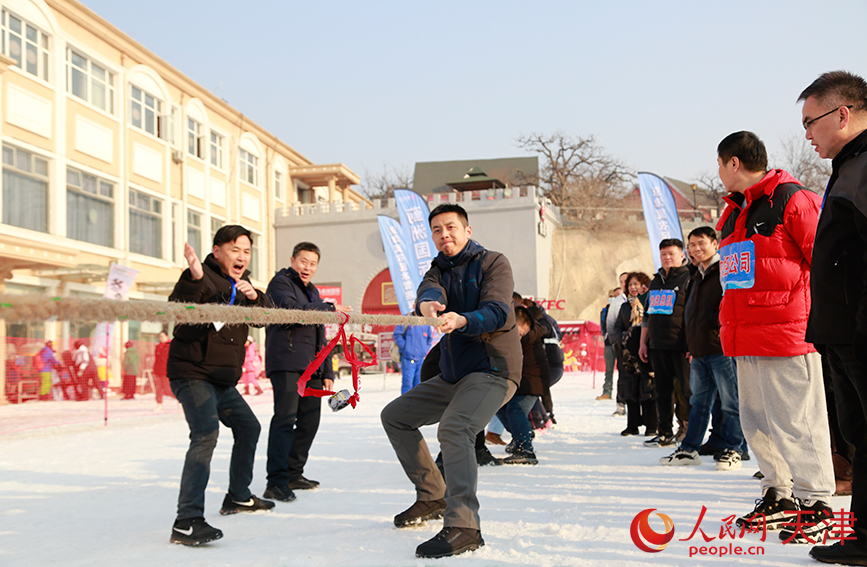 雪地拔河。人民网 崔新耀摄