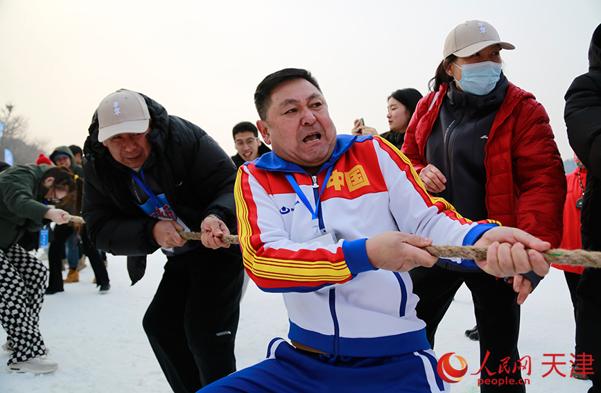 雪地拔河。人民网 崔新耀摄