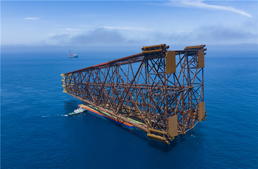 亚洲第一深水导管架“海基二号”海上安装就位。海油工程供图