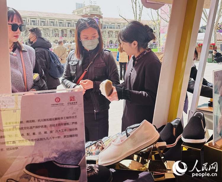 老美华新中式千层底布鞋吸引游客前来咨询。人民网记者 孙翼飞摄