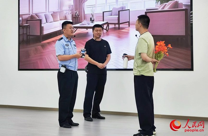 梅江戒毒所戒毒警察表演普法情景短剧。人民网 郭维瑾摄