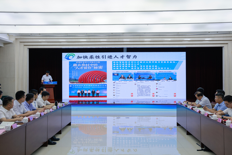 团区委负责同志介绍“百校英才进武清”校地合作项目，并发布产学研合作和人才岗位需求清单。