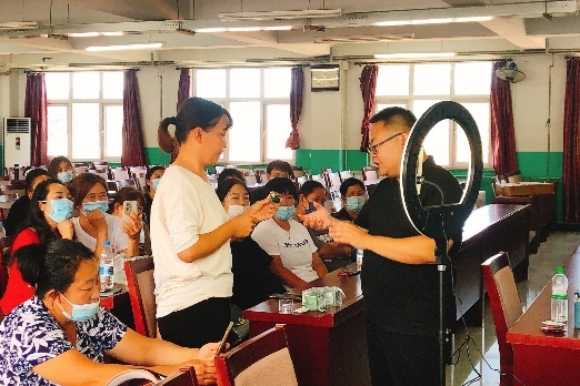 培训现场对学员们进行指导。