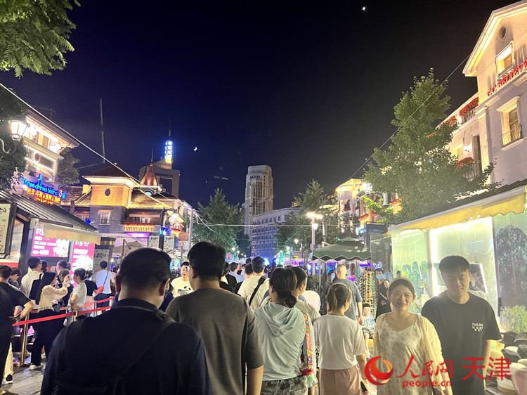 夏夜晚风中，意式风情街里的人们摩肩擦踵、意兴高涨。人民网记者 孙翼飞摄