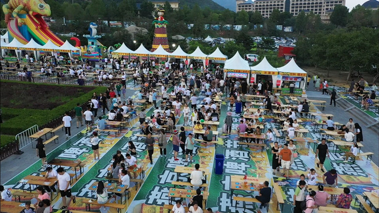 临近傍晚，盘山景区人山人海，不少游客已经迫不及待来到了现场。刘子琪摄