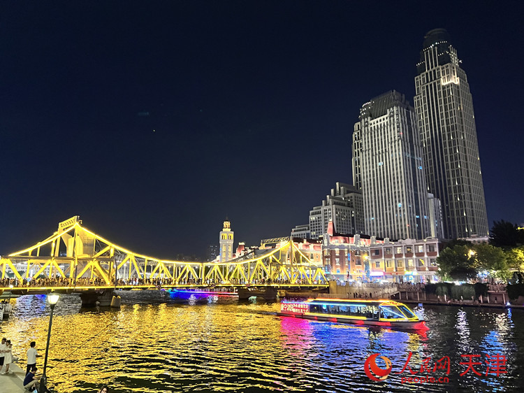 来回穿梭的游船为海河夜景增添了一份动态的美感。人民网记者 孙翼飞摄