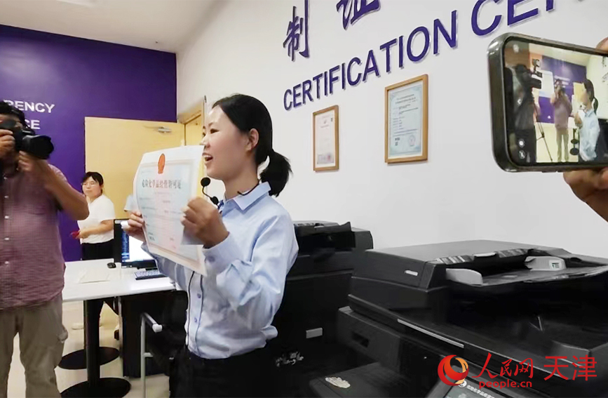 在滨海新区政务服务中心一层的制证中心，工作人员正现场演示制证全过程。人民网 郭维瑾摄
