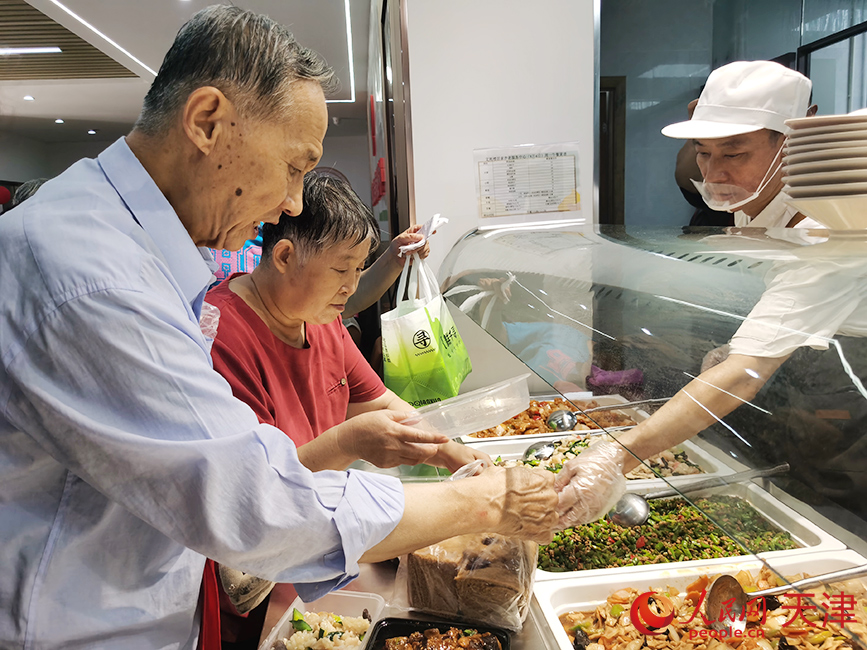 老人在文苑楼居家养老服务中心选购餐食。人民网记者 陶建摄