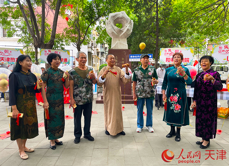 新河里小区广场，爷爷奶奶们在打快板。人民网记者 唐心怡摄