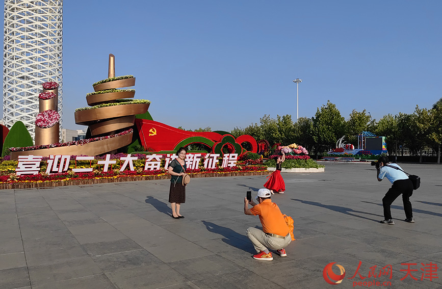 “欢度国庆 喜迎党的二十大”主题展示在天津文化中心精彩亮相。 人民网 崔新耀摄