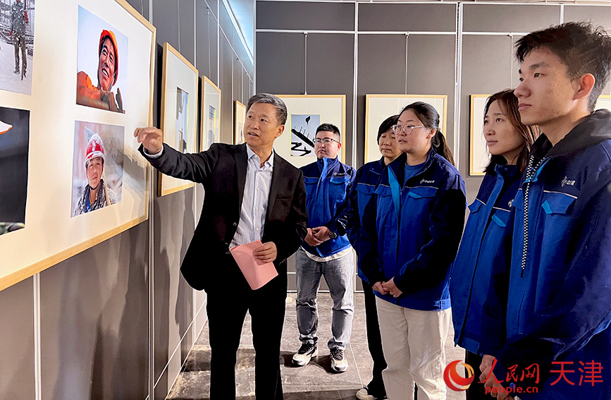 天津地铁线路参建人员前来观展。人民网记者 张静淇摄