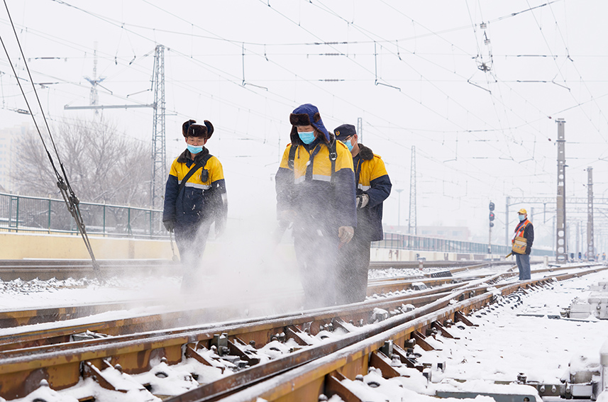 北京铁路局天津工务段积极应对降雪天气，及时启动降雪红色预警，出动值守人员320余人次，对重点岔区进行除雪，确保运输安全畅通。北京铁路局天津工务段供图