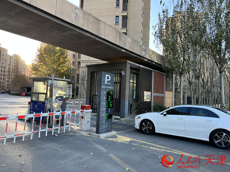 晚高峰时期，车辆有序驶入悦城花园社区。人民网记者 孙翼飞摄
